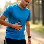 Coureur souffrant cote felee tenant son thorax
