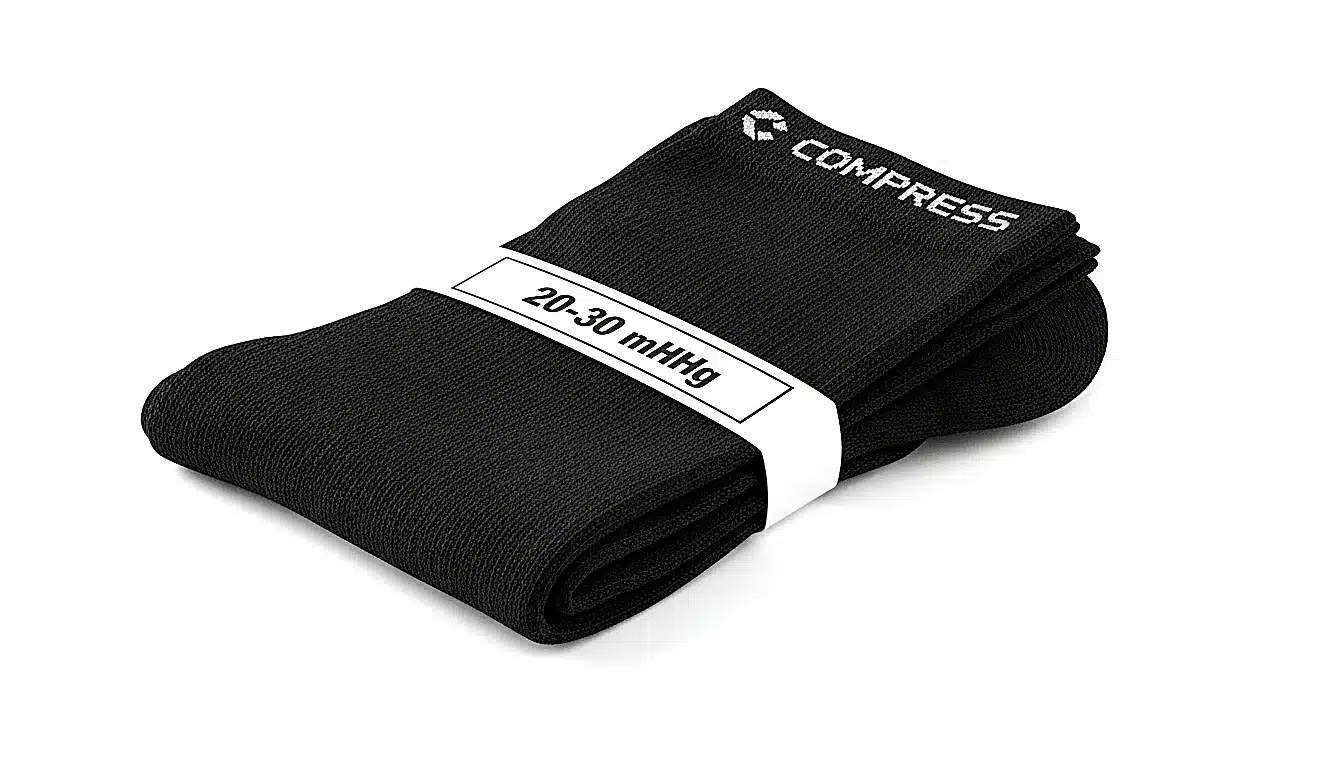 Coureur retirant ses chaussettes de compression après une course longue distance