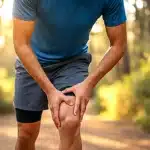 Coureur souffrant d un syndrome essuie-glace au genou droit