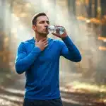 Coureur souffrant d un mal de gorge boit de l eau