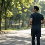 Coureur courant à allure douce sur un chemin plat de parc